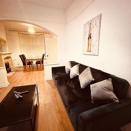 Cute Spacious 2 Bedroom House, Sleeps 8, Free Street Parking, Easy Access Lock Box Entry, 2 Minute Drive From City Centre Liverpool Esterno foto