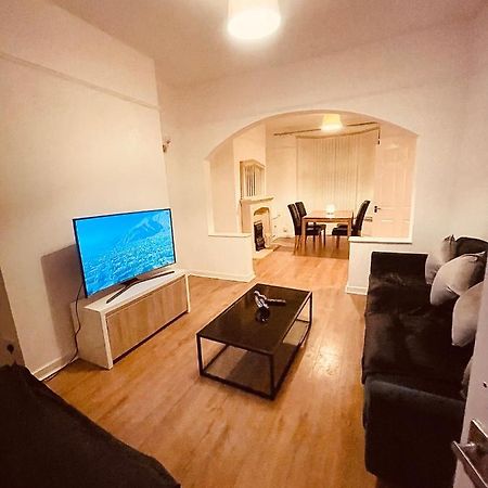 Cute Spacious 2 Bedroom House, Sleeps 8, Free Street Parking, Easy Access Lock Box Entry, 2 Minute Drive From City Centre Liverpool Esterno foto