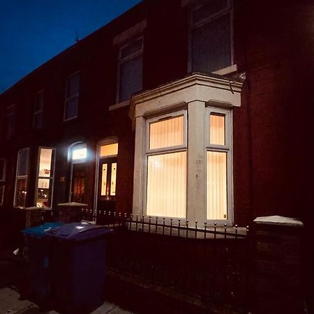 Cute Spacious 2 Bedroom House, Sleeps 8, Free Street Parking, Easy Access Lock Box Entry, 2 Minute Drive From City Centre Liverpool Esterno foto