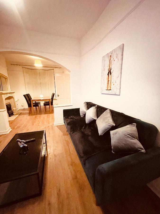 Cute Spacious 2 Bedroom House, Sleeps 8, Free Street Parking, Easy Access Lock Box Entry, 2 Minute Drive From City Centre Liverpool Esterno foto