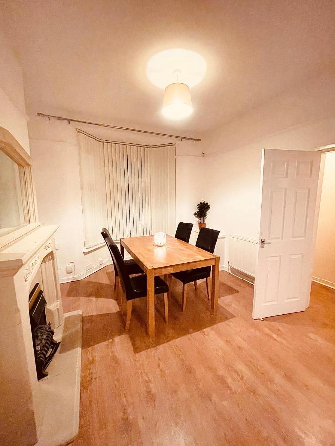 Cute Spacious 2 Bedroom House, Sleeps 8, Free Street Parking, Easy Access Lock Box Entry, 2 Minute Drive From City Centre Liverpool Esterno foto