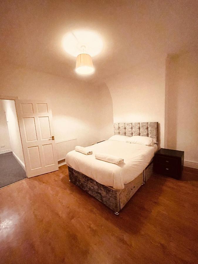 Cute Spacious 2 Bedroom House, Sleeps 8, Free Street Parking, Easy Access Lock Box Entry, 2 Minute Drive From City Centre Liverpool Esterno foto