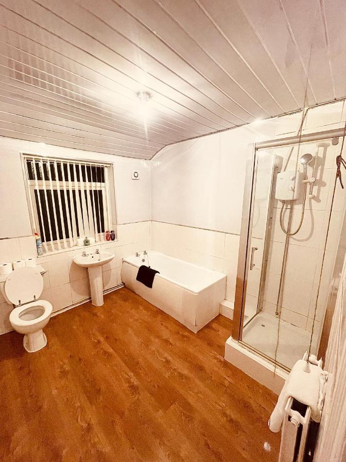 Cute Spacious 2 Bedroom House, Sleeps 8, Free Street Parking, Easy Access Lock Box Entry, 2 Minute Drive From City Centre Liverpool Esterno foto