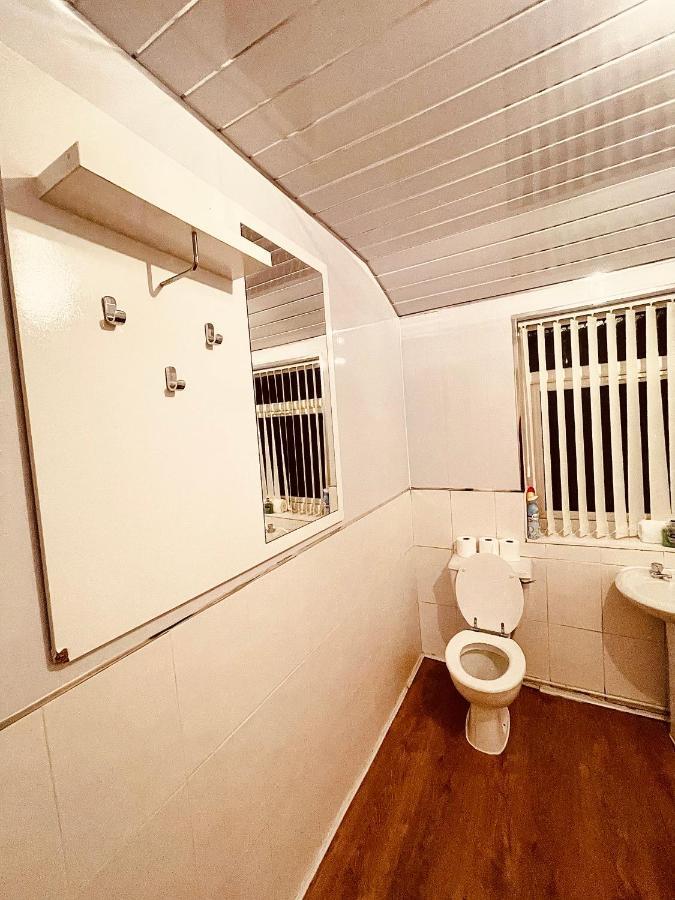 Cute Spacious 2 Bedroom House, Sleeps 8, Free Street Parking, Easy Access Lock Box Entry, 2 Minute Drive From City Centre Liverpool Esterno foto
