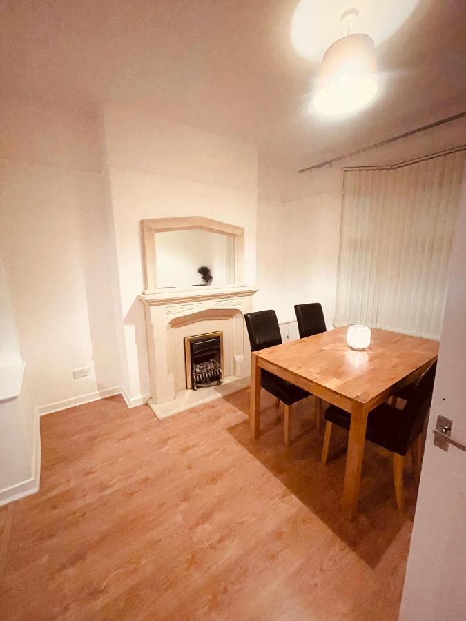 Cute Spacious 2 Bedroom House, Sleeps 8, Free Street Parking, Easy Access Lock Box Entry, 2 Minute Drive From City Centre Liverpool Esterno foto