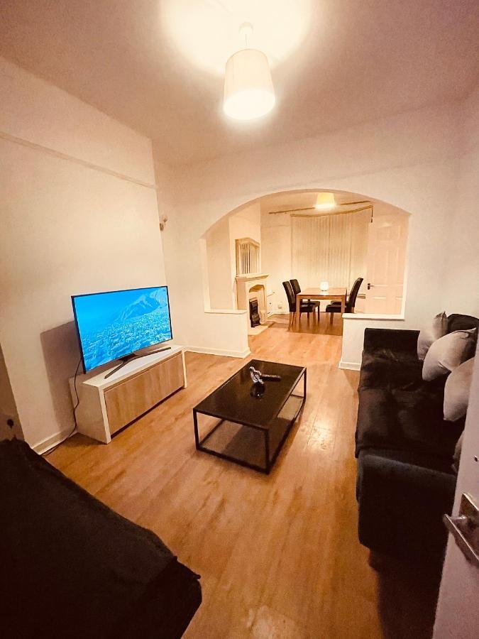 Cute Spacious 2 Bedroom House, Sleeps 8, Free Street Parking, Easy Access Lock Box Entry, 2 Minute Drive From City Centre Liverpool Esterno foto