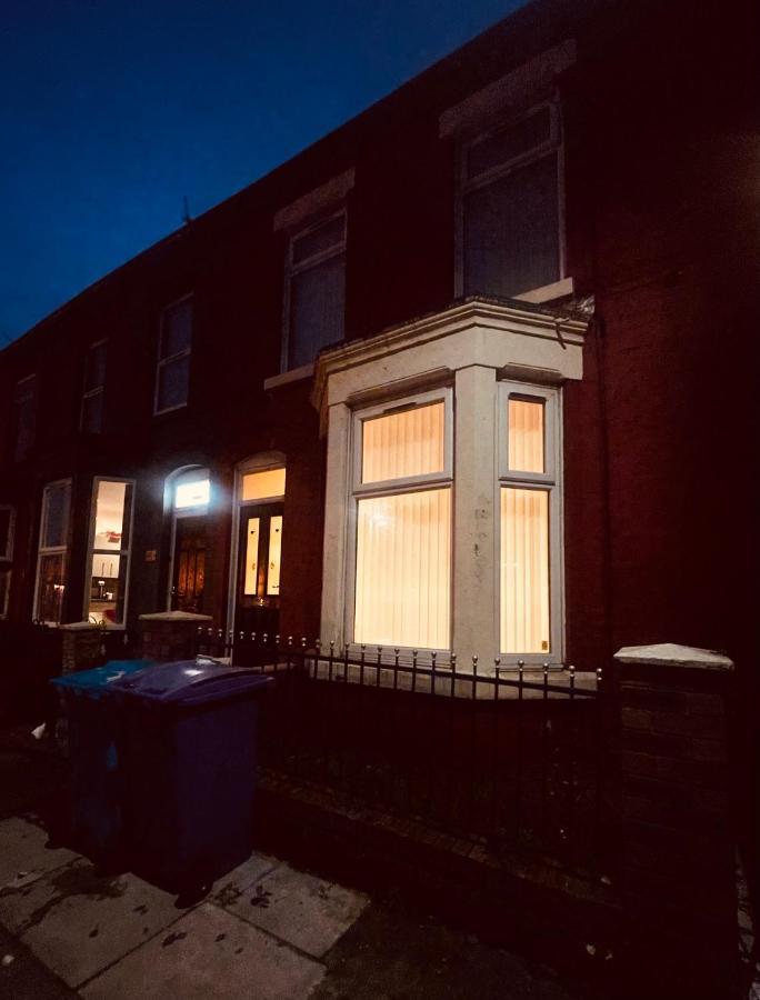 Cute Spacious 2 Bedroom House, Sleeps 8, Free Street Parking, Easy Access Lock Box Entry, 2 Minute Drive From City Centre Liverpool Esterno foto